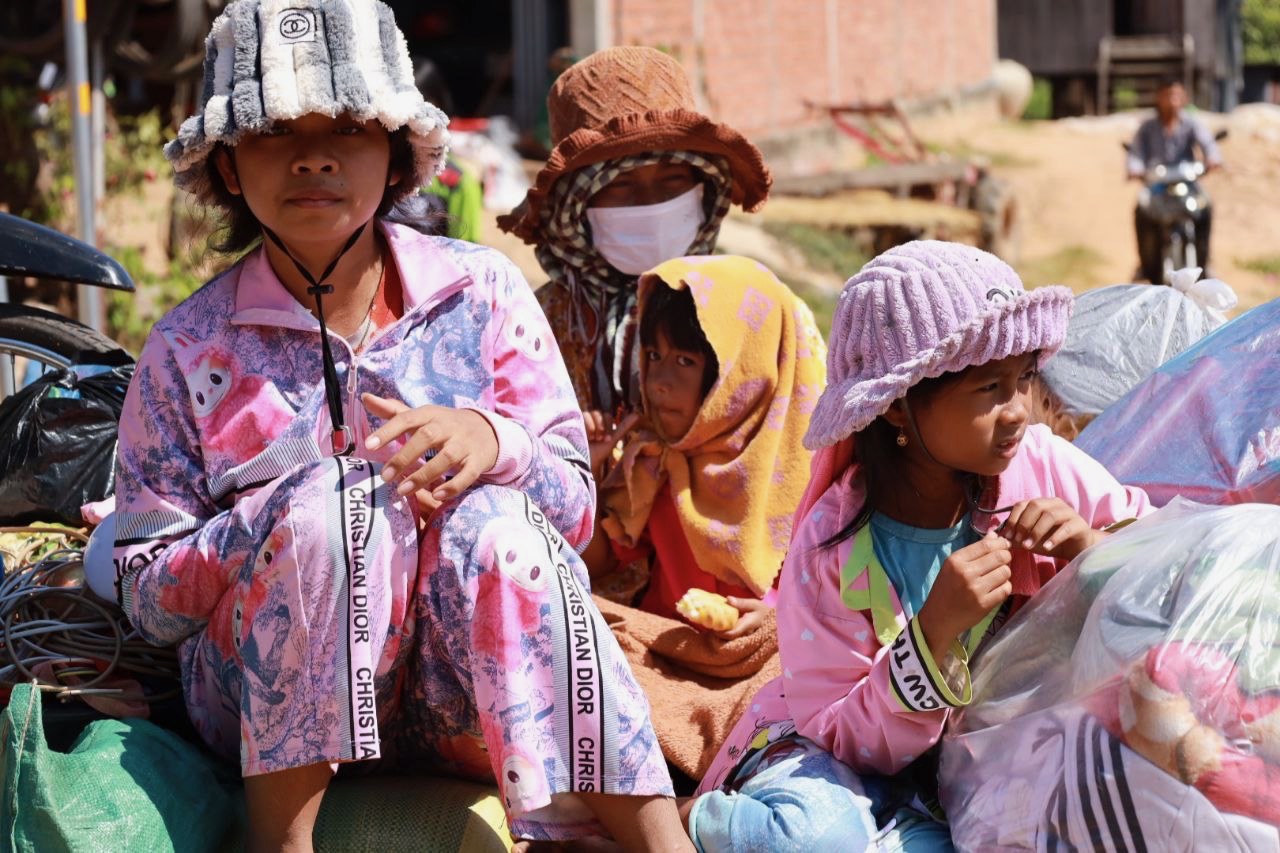 Displaced girls at the roadside